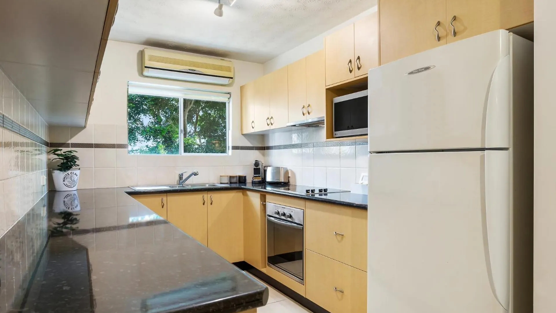 Beachfront 2-Bedroom Apartment With Secure Parking 玛志洛
