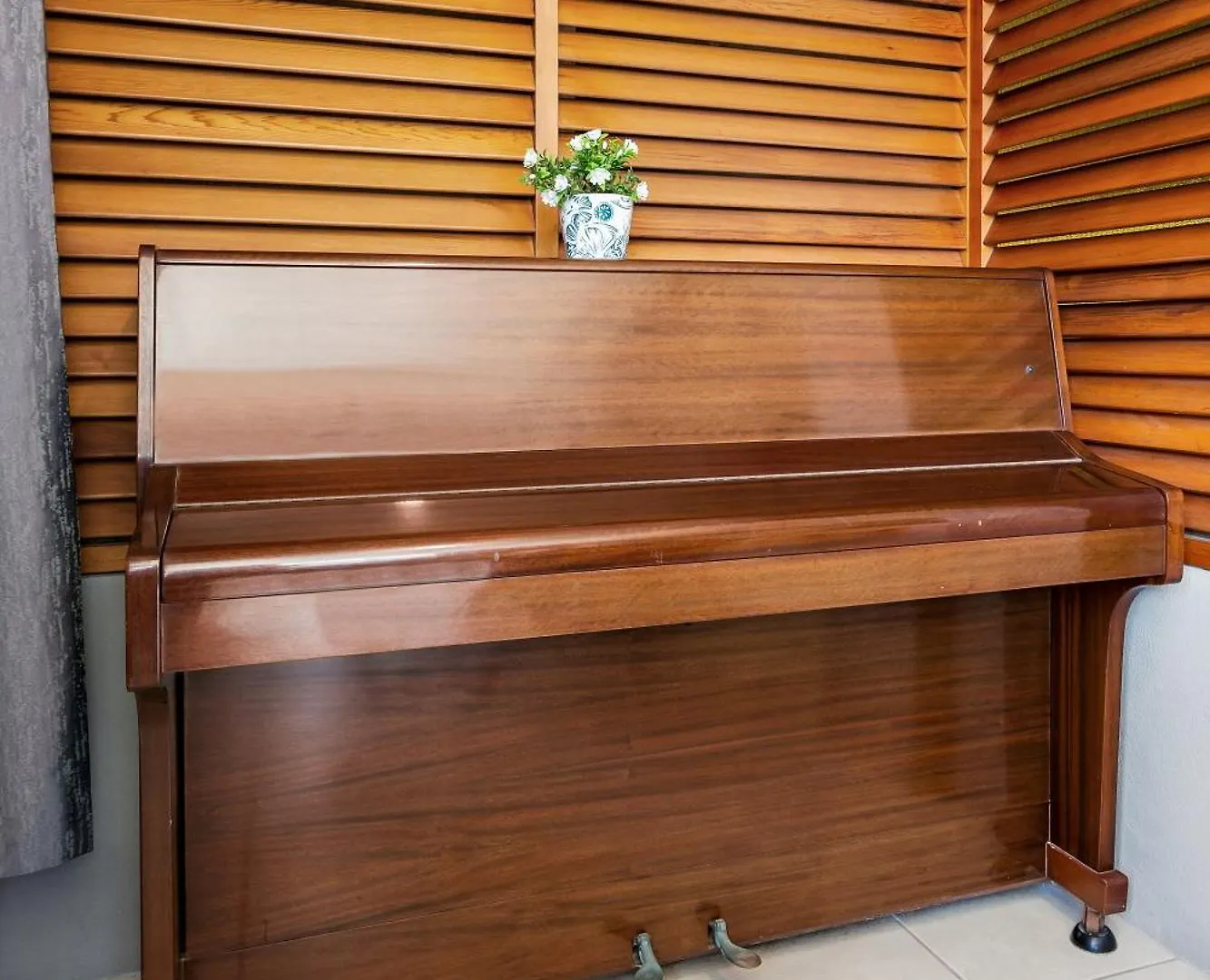 Beachfront 2-Bedroom Apartment With Secure Parking 玛志洛